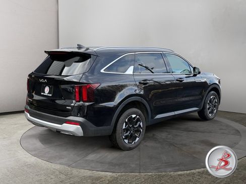 Used 2024 Kia Sorento S image 4