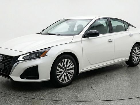 Used 2025 Nissan Altima 2.5 SV image 3