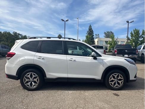 Used 2022 Subaru Forester Premium AWD/4WD image 9