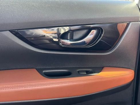 Used 2018 Nissan Rogue SL w/ Premium Package image 25