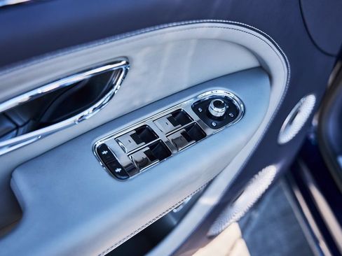 Used 2025 Bentley Bentayga Extended Wheelbase AWD/4WD image 31