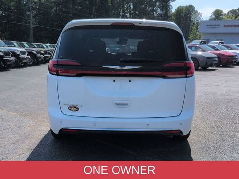 Used 2025 Chrysler Pacifica Select FWD image 4