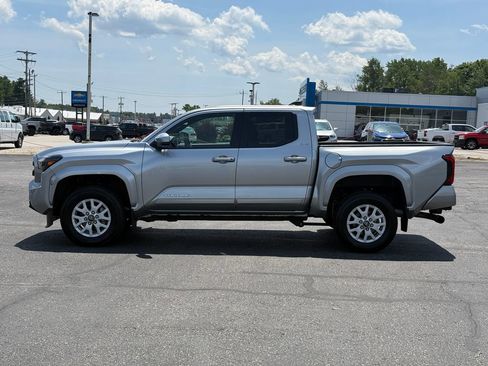Certified 2024 Toyota Tacoma SR5 AWD/4WD image 2