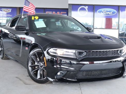 Used 2019 Dodge Charger Scat Pack RWD image 2