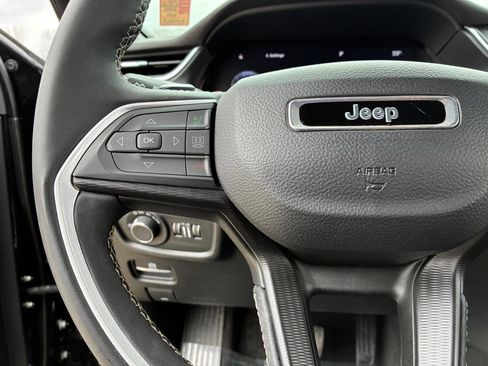 Used 2023 Jeep Grand Cherokee L Laredo image 23