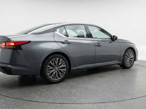 Used 2025 Nissan Altima 2.5 SV image 9