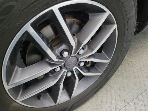 Used 2019 Jeep Grand Cherokee Laredo w/ Laredo X Package image 31