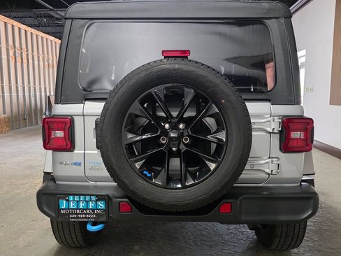 Used 2022 Jeep Wrangler Unlimited Sahara AWD/4WD image 5