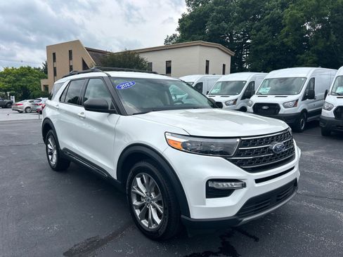 Used 2023 Ford Explorer XLT w/ Equipment Group 202A AWD/4WD image 3