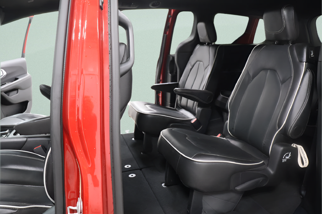 Used 2026 Chrysler Pacifica Limited w/ S Appearance Package FWD image 22