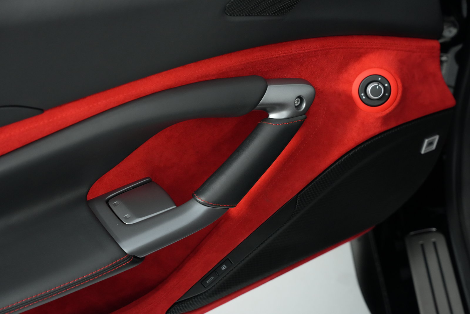 Used 2022 Ferrari F8 Spider RWD image 29