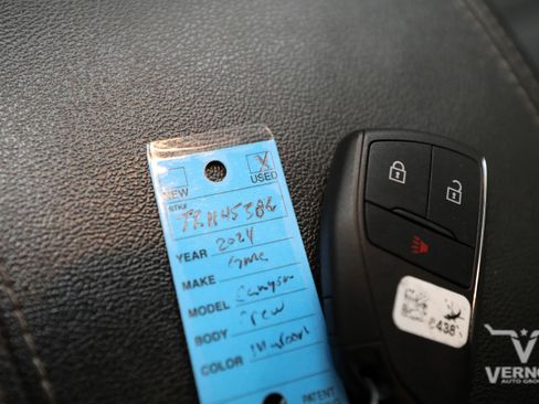 Used 2024 GMC Canyon Elevation image 12