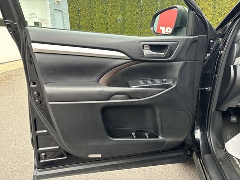 Used 2017 Toyota Highlander XLE image 17