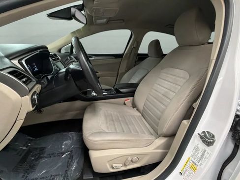 Used 2020 Ford Fusion SE FWD image 19