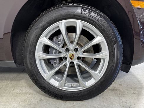 Certified 2025 Porsche Macan image 15
