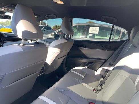 Used 2025 Toyota Camry SE FWD image 4