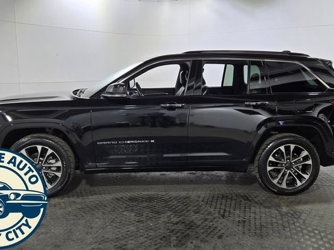 Used 2022 Jeep Grand Cherokee Overland w/ Luxury Tech Group IV AWD/4WD image 4