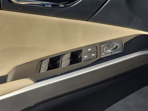 Used 2016 Lexus IS 300 AWD image 28