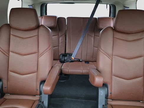 Used 2016 Cadillac Escalade Luxury image 12