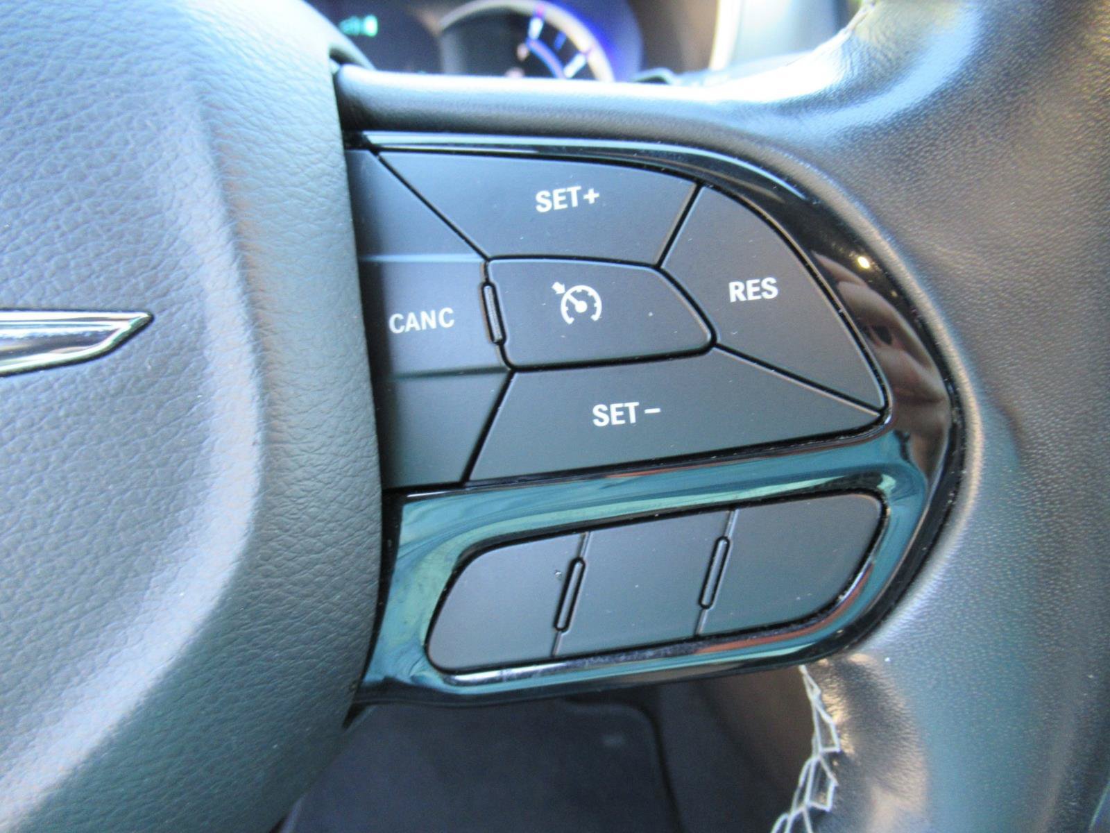 Used 2019 Chrysler Pacifica Touring-L w/ S Appearance Package FWD image 22
