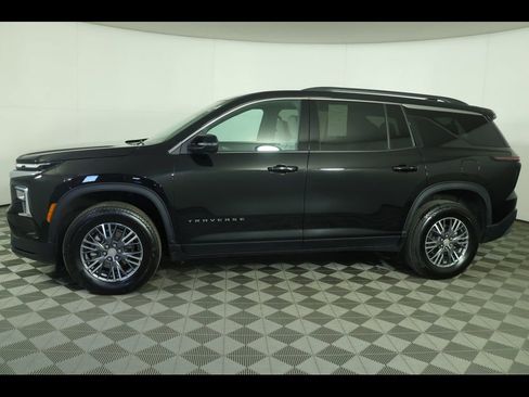 Used 2025 Chevrolet Traverse LT image 15