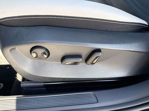 Used 2025 Volkswagen Taos SE image 14