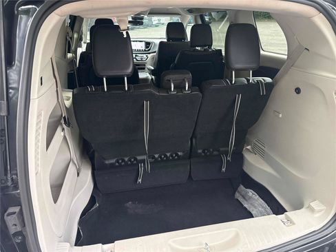Used 2023 Chrysler Pacifica Touring-L FWD image 33