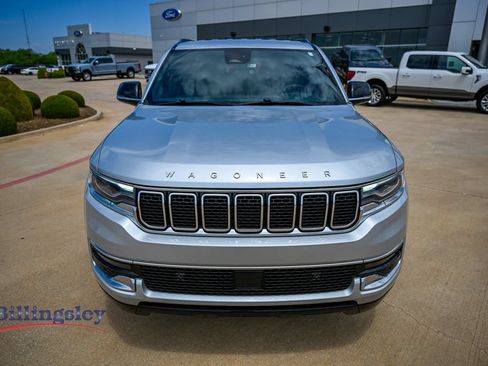 Used 2024 Jeep Wagoneer 4WD image 2