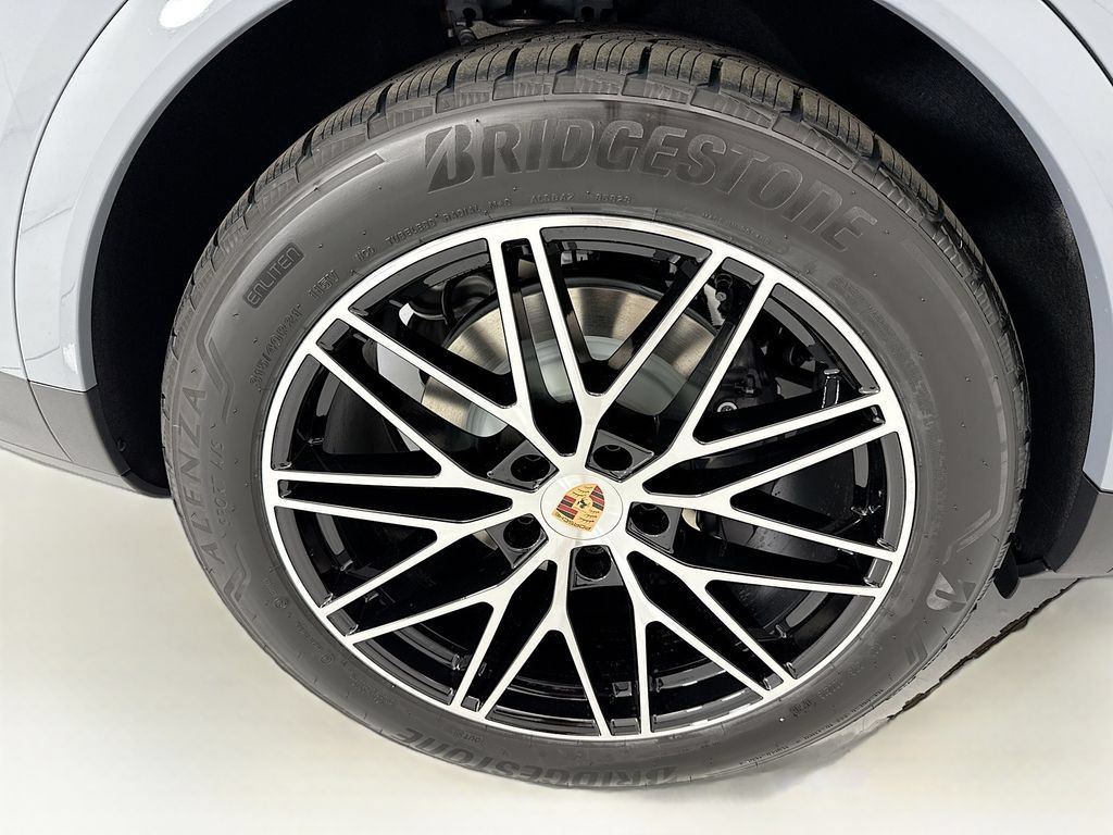 Used 2026 Porsche Cayenne AWD/4WD image 33