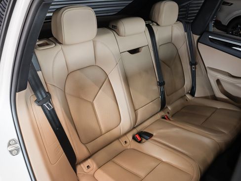 Certified 2023 Porsche Macan image 6