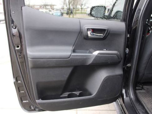 Used 2022 Toyota Tacoma TRD Off-Road AWD/4WD image 23