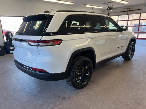 New 2025 Jeep Grand Cherokee Altitude image 25