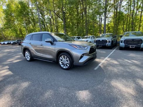 Used 2026 Toyota Highlander Limited AWD/4WD image 2