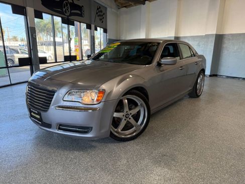 Used 2013 Chrysler 300 image 3