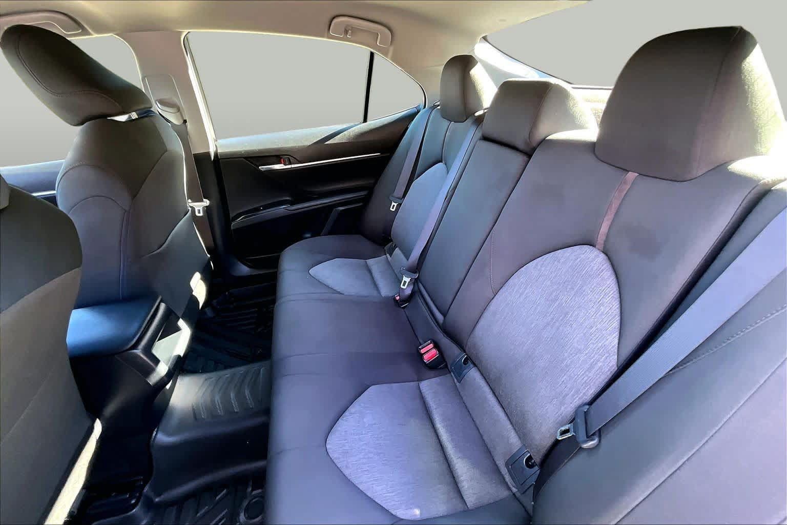 Used 2018 Toyota Camry LE FWD image 21
