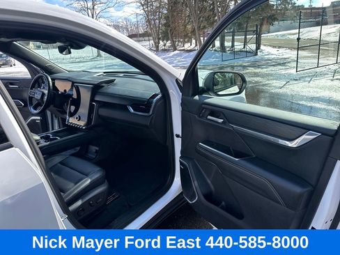 Used 2024 GMC Acadia Elevation image 28