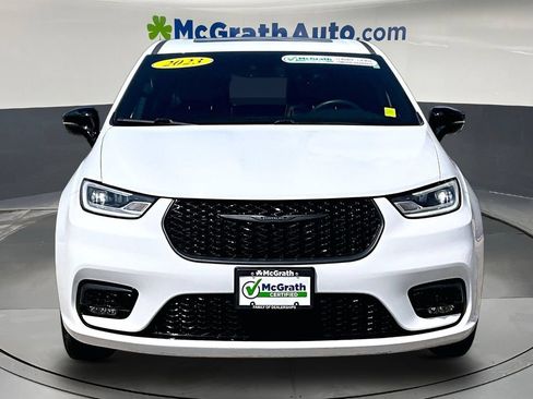 Used 2023 Chrysler Pacifica Limited w/ Uconnect Theater Family Group FWD image 2
