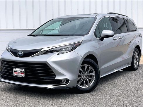 Used 2025 Toyota Sienna XLE FWD image 2