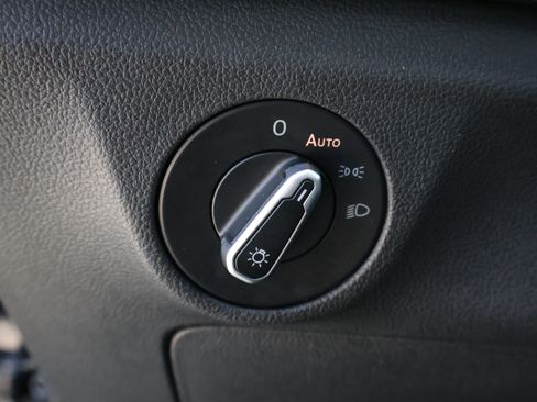 Used 2025 Volkswagen Jetta SE FWD image 43