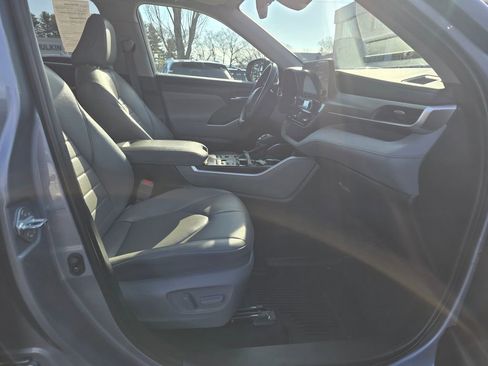 Used 2023 Toyota Highlander XLE AWD/4WD image 10