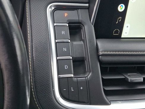 Used 2022 GMC Yukon SLT w/ SLT Premium Package image 17