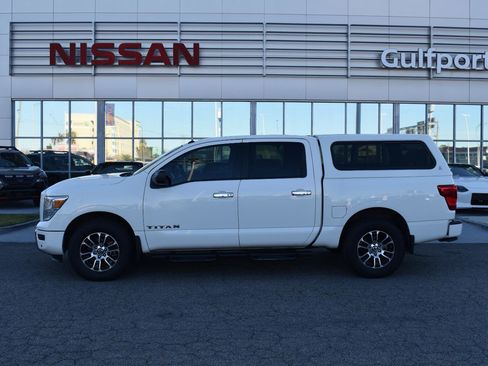 Used 2021 Nissan Titan SV w/ SV Convenience Package image 3