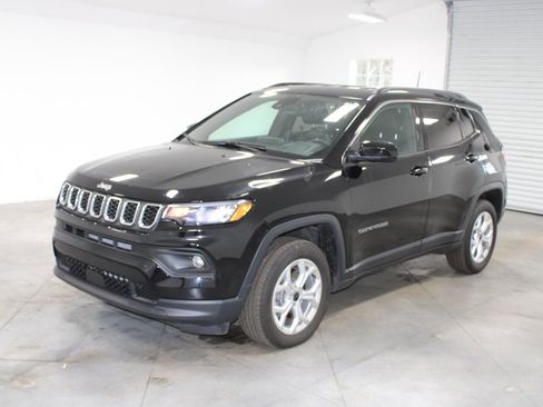 Used 2025 Jeep Compass Latitude image 4