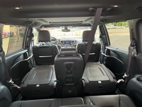 Used 2019 Chrysler Pacifica Touring-L FWD image 7