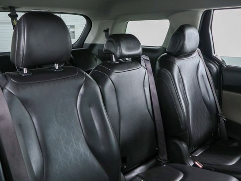 Used 2025 Kia Carnival FWD image 28