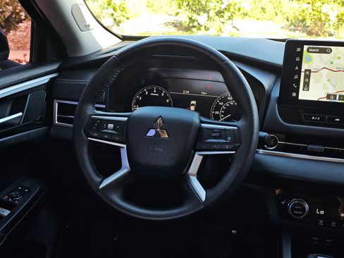 Used 2025 Mitsubishi Outlander SE image 24