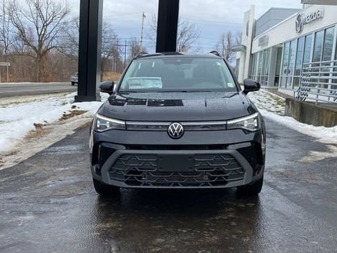 New 2026 Volkswagen Taos SE image 2
