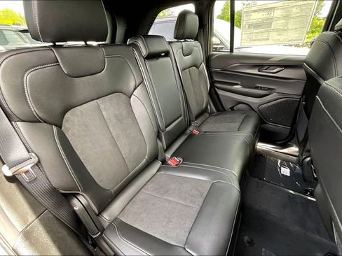 New 2025 Jeep Grand Cherokee Altitude image 28