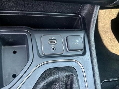 Used 2019 Jeep Cherokee Latitude w/ Popular Appearance Group FWD image 16