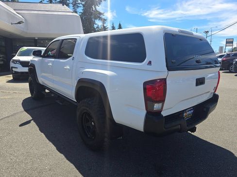 Used 2019 Toyota Tacoma TRD Off-Road w/ Technology Package AWD/4WD image 5